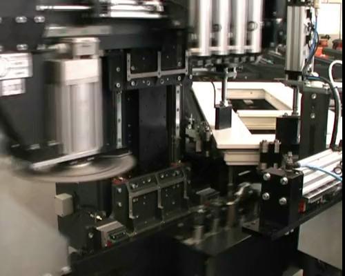 Зварювання імпоста на 6-ти головою зварюванні