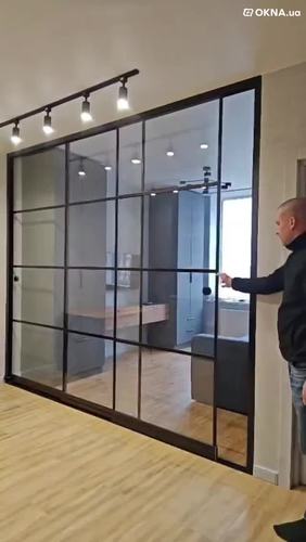 Чёрная раздвижная перегородка из стекла в стиле лоф